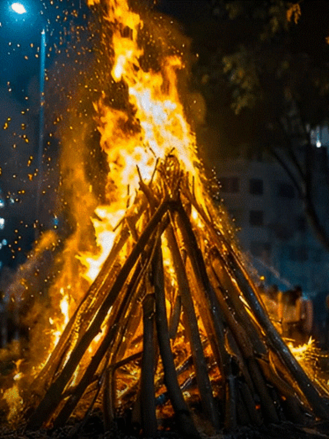 होलीकी प्रदक्षिणा करते समय ये 2 मंत्र का जाप करना चाहिए ,पूरे साल होगी प्रगति ।